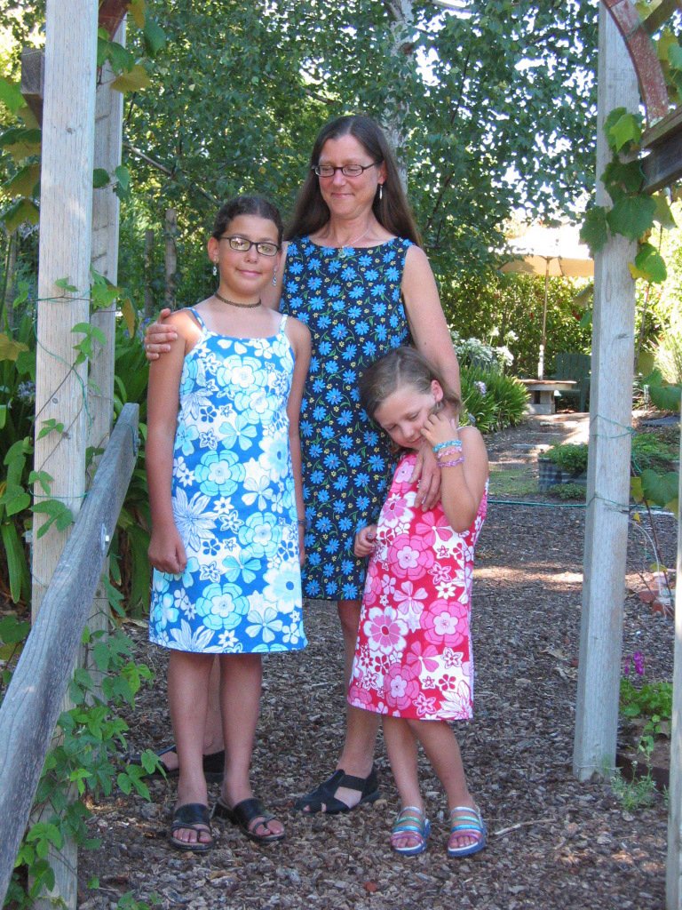 2003-08-16 - Bestemor's.jpg - My Three Gals a year later